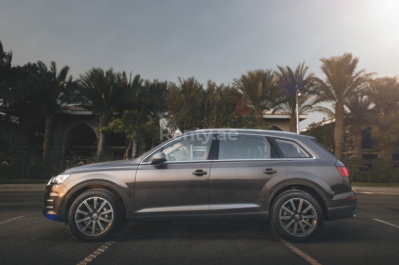 Audi Q7 (Braun), 2018  zur Miete in Sharjah