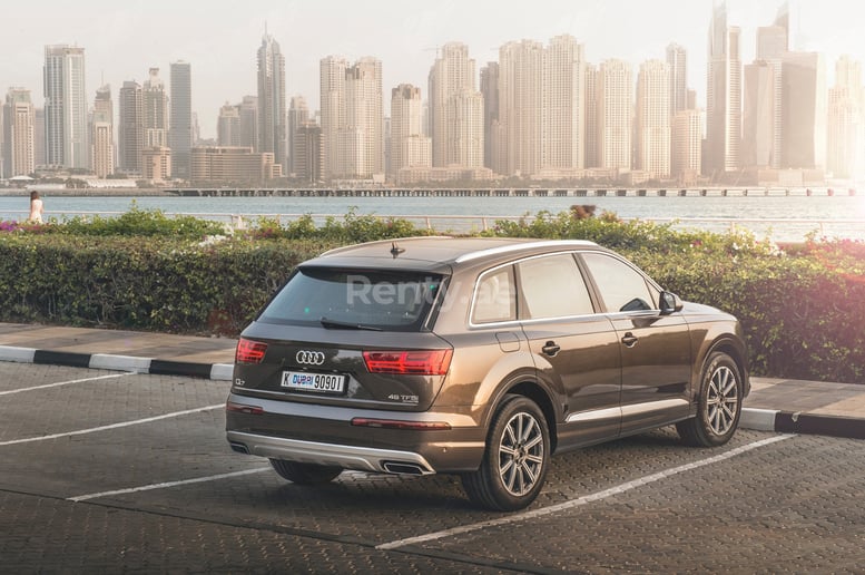 Audi Q7 (Braun), 2018  zur Miete in Sharjah