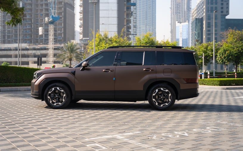 Hyundai Santa Fe (Braun), 2025  zur Miete in Abu Dhabi
