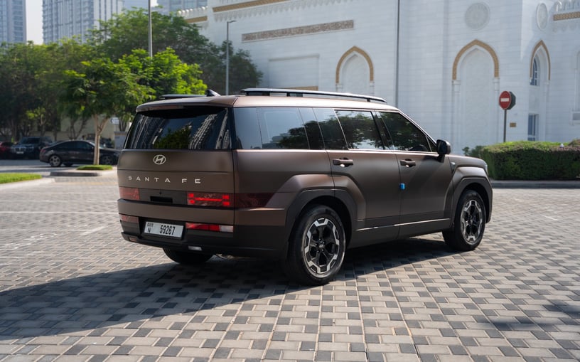 Hyundai Santa Fe (Braun), 2025  zur Miete in Abu Dhabi