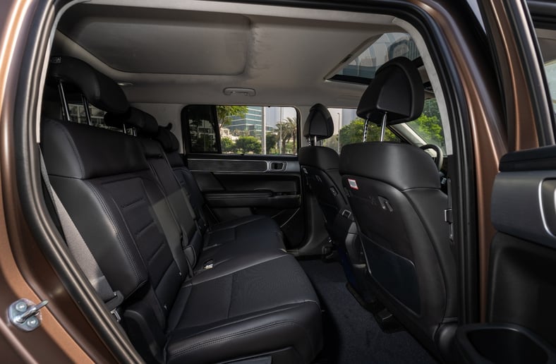 Hyundai Santa Fe (Braun), 2025  zur Miete in Abu Dhabi