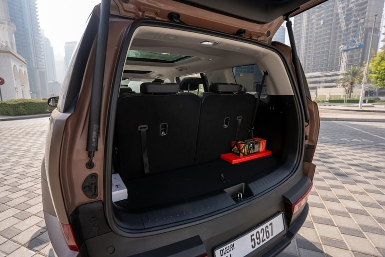 Hyundai Santa Fe (Braun), 2025  zur Miete in Abu Dhabi