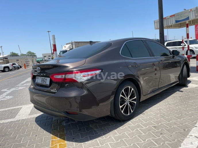 Dubai'de kiralık Toyota Camry Hybrid (Kahverengi), 2019