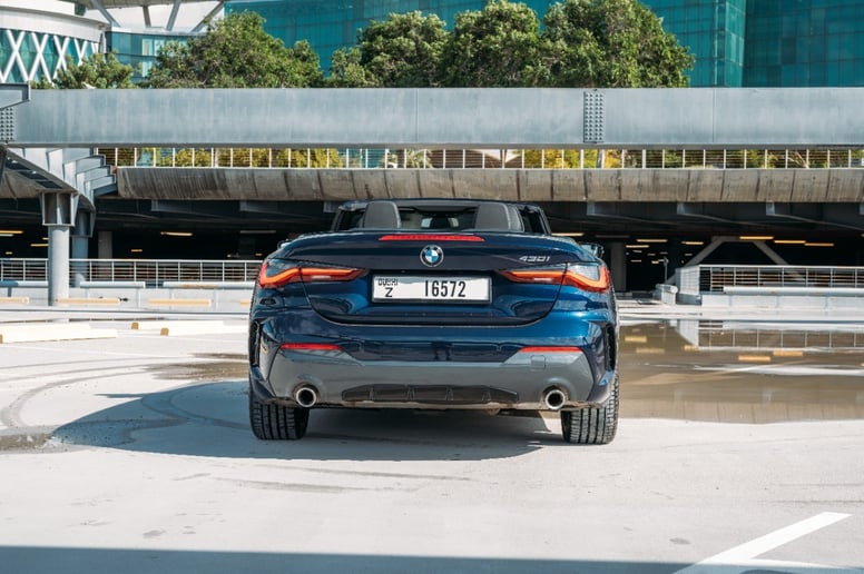 BMW 430i cabri (Blu Scuro), 2022 in affitto a Abu Dhabi