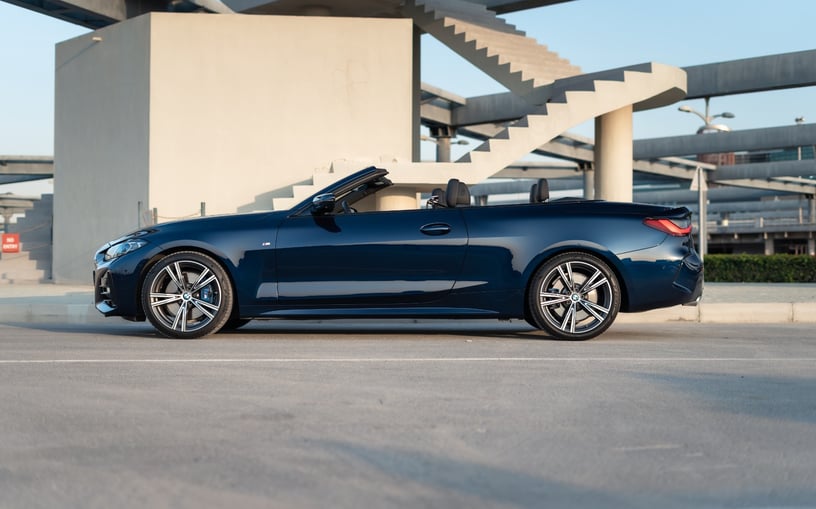 BMW 430i cabrio (Blu Scuro), 2023 in affitto a Ras Al Khaimah