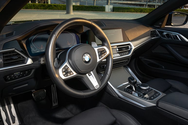 BMW 430i cabrio (Blu Scuro), 2023 in affitto a Ras Al Khaimah