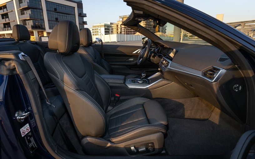 BMW 430i cabrio (Blu Scuro), 2023 in affitto a Ras Al Khaimah