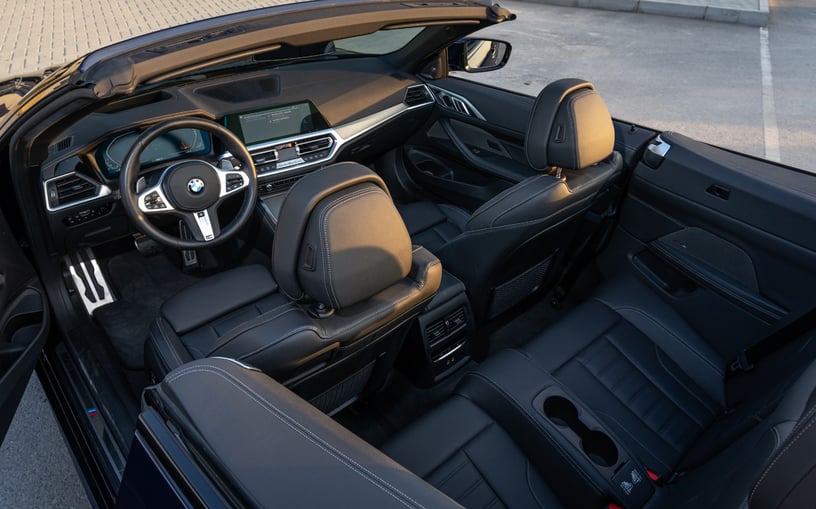 BMW 430i cabrio (Blu Scuro), 2023 in affitto a Ras Al Khaimah