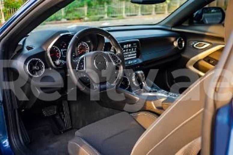 Chevrolet Camaro (Azul Oscuro), 2019 para alquiler en Dub&aacute;i