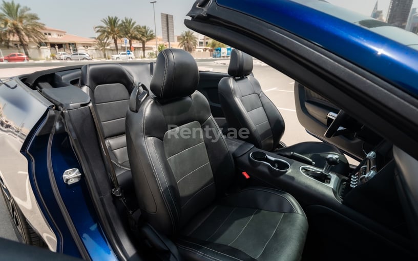 Ford Mustang cabrio (Темно-синий), 2020 для аренды в Абу-Даби