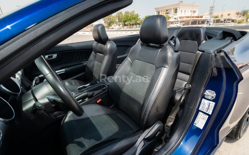 Ford Mustang cabrio (Темно-синий), 2020 для аренды в Абу-Даби