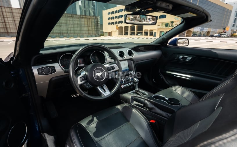 Ford Mustang cabrio (Темно-синий), 2020 для аренды в Абу-Даби