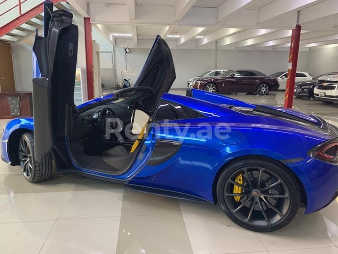 在迪拜 租 迈凯轮570S (深蓝), 2020