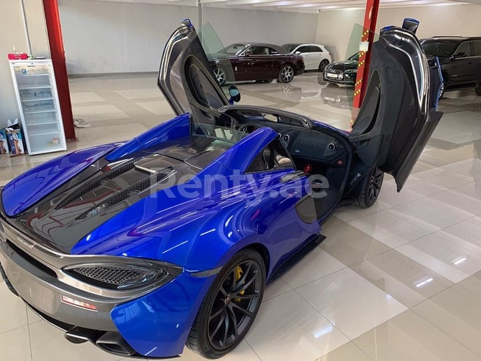 在迪拜 租 迈凯轮570S (深蓝), 2020