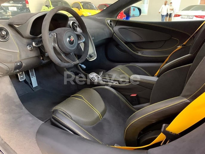 在迪拜 租 迈凯轮570S (深蓝), 2020