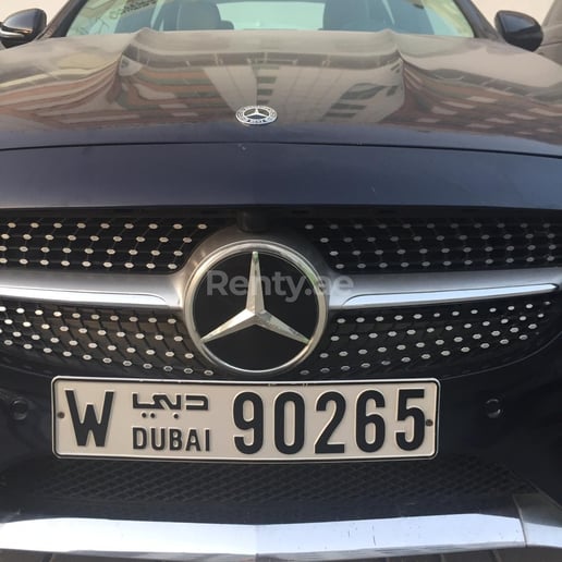 إيجار مرسيدس سي كلاس C300 (أزرق غامق), 2018 في دبي