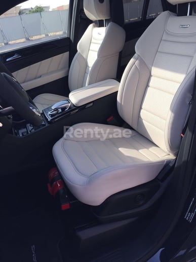 在迪拜 租 梅赛德斯GLE63 AMG (深蓝), 2019