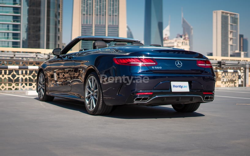 Mercedes S560 convert (Bleu Fonc&eacute;), 2020 &agrave; louer &agrave; Duba&iuml;