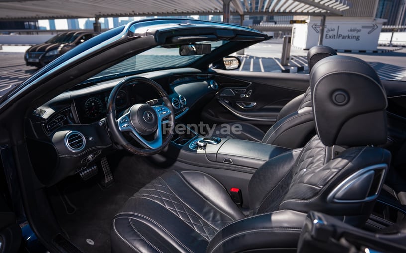 Mercedes S560 convert (Bleu Fonc&eacute;), 2020 &agrave; louer &agrave; Duba&iuml;