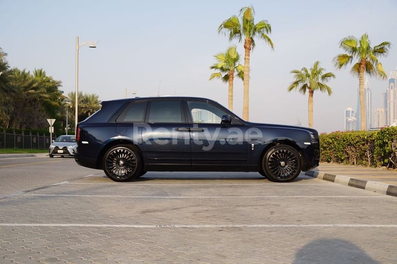 Rolls Royce Cullinan Mansory (Azul Oscuro), 2020 para alquiler en Dub&aacute;i