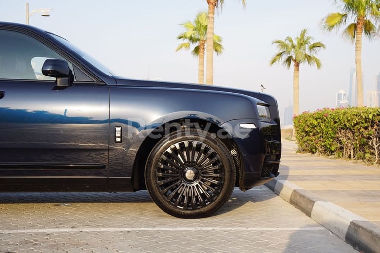 Rolls Royce Cullinan Mansory (Azul Oscuro), 2020 para alquiler en Dub&aacute;i