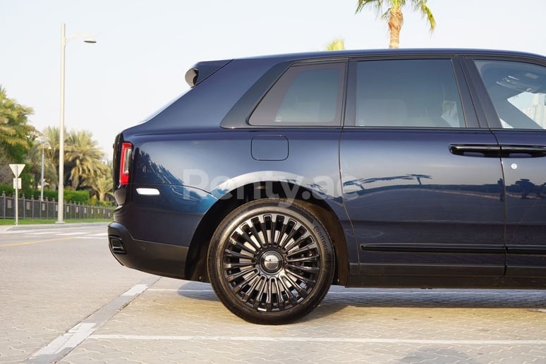 Rolls Royce Cullinan Mansory (Azul Oscuro), 2020 para alquiler en Dub&aacute;i