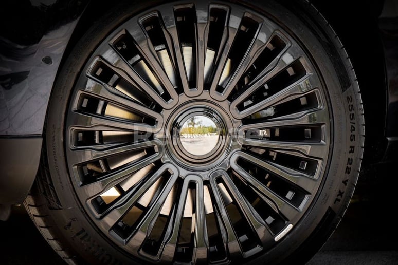 Rolls Royce Cullinan Mansory (Azul Oscuro), 2020 para alquiler en Dub&aacute;i