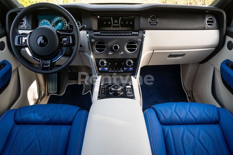 Rolls Royce Cullinan Mansory (Azul Oscuro), 2020 para alquiler en Dub&aacute;i