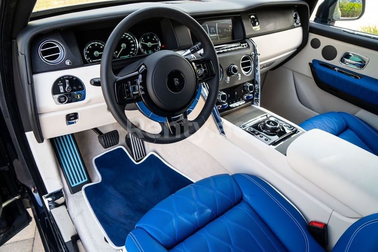 Rolls Royce Cullinan Mansory (Azul Oscuro), 2020 para alquiler en Dub&aacute;i
