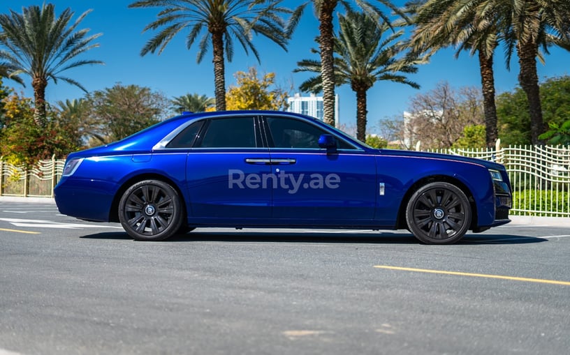 Rolls Royce Ghost (Темно-синий), 2022 для аренды в Абу-Даби