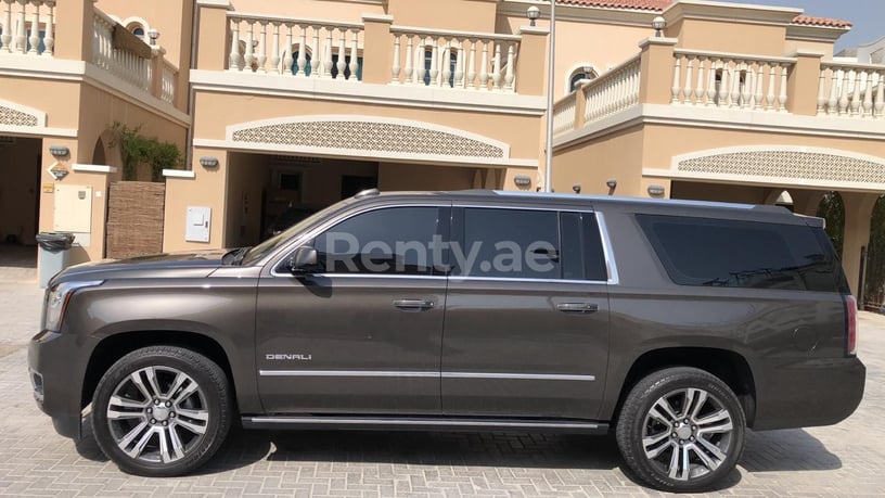 GMC Yukon (Marron Oscuro), 2020 para alquiler en Dub&aacute;i