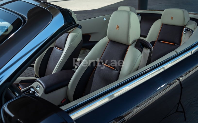 Abu Dabi'de kiralık Rolls Royce Dawn (Koyu Kahverengi), 2018