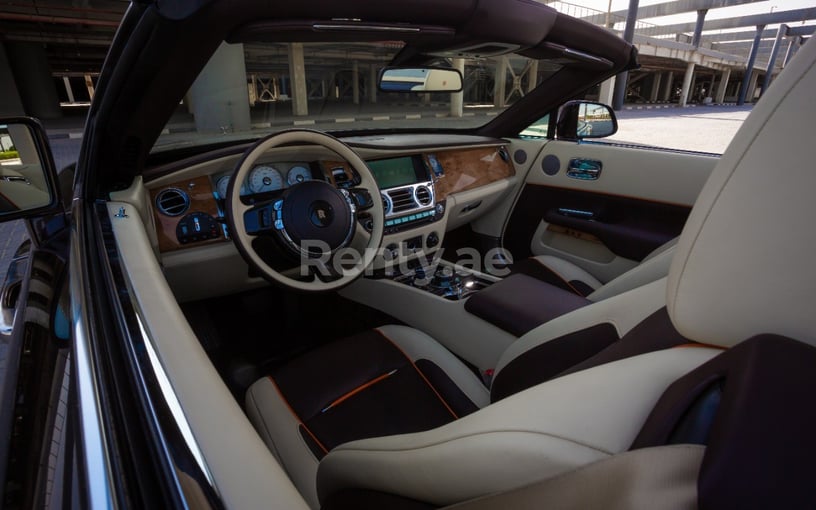 Abu Dabi'de kiralık Rolls Royce Dawn (Koyu Kahverengi), 2018