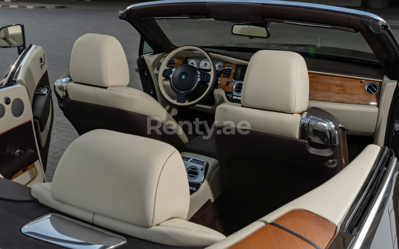 Abu Dabi'de kiralık Rolls Royce Dawn (Koyu Kahverengi), 2018