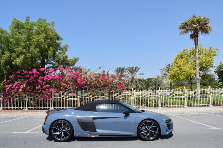 Audi R8 Spyder (Dunkelgrau), 2020  zur Miete in Dubai
