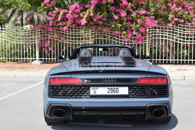 Audi R8 Spyder (Dunkelgrau), 2020  zur Miete in Dubai