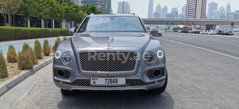 Bentley Bentayga (Gris plateado), 2018 para alquiler en Dub&aacute;i