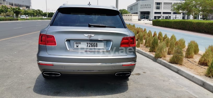 Bentley Bentayga (Gris plateado), 2018 para alquiler en Dub&aacute;i