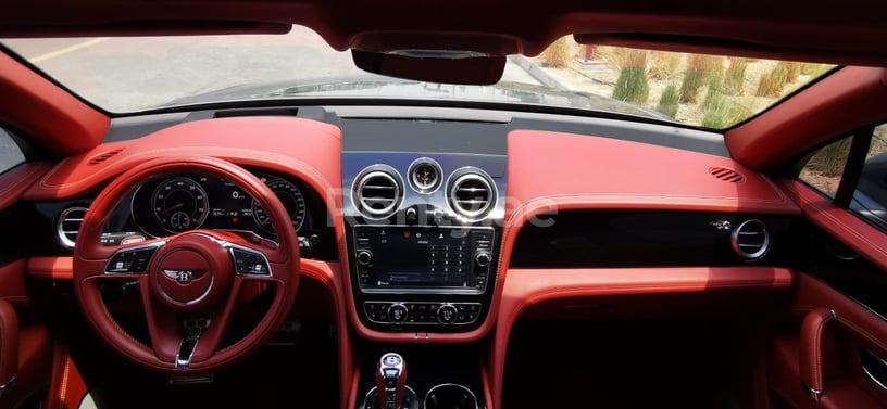 Bentley Bentayga (Gris plateado), 2018 para alquiler en Dub&aacute;i