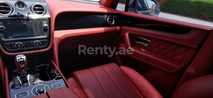 Bentley Bentayga (Gris plateado), 2018 para alquiler en Dub&aacute;i