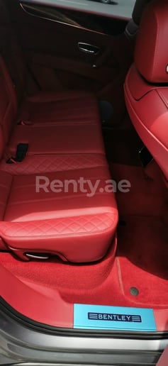 Bentley Bentayga (Gris plateado), 2018 para alquiler en Dub&aacute;i