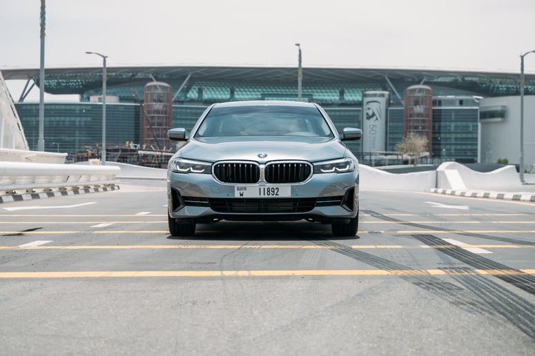 BMW 520i (Donker Grijs), 2021 te huur in Ras Al Khaimah