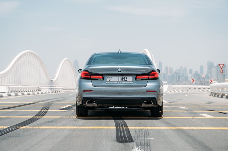 BMW 520i (Donker Grijs), 2021 te huur in Ras Al Khaimah