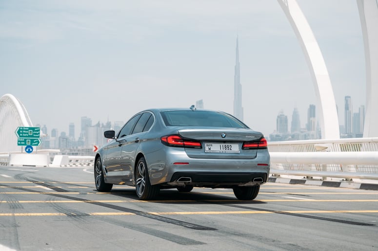BMW 520i (Donker Grijs), 2021 te huur in Ras Al Khaimah