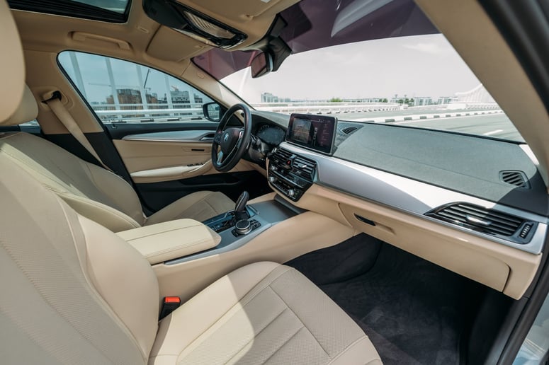 BMW 520i (Donker Grijs), 2021 te huur in Ras Al Khaimah