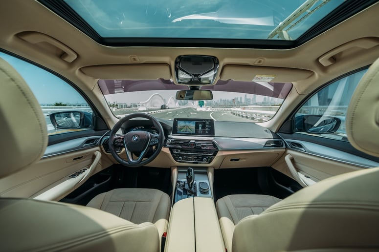 BMW 520i (Donker Grijs), 2021 te huur in Ras Al Khaimah