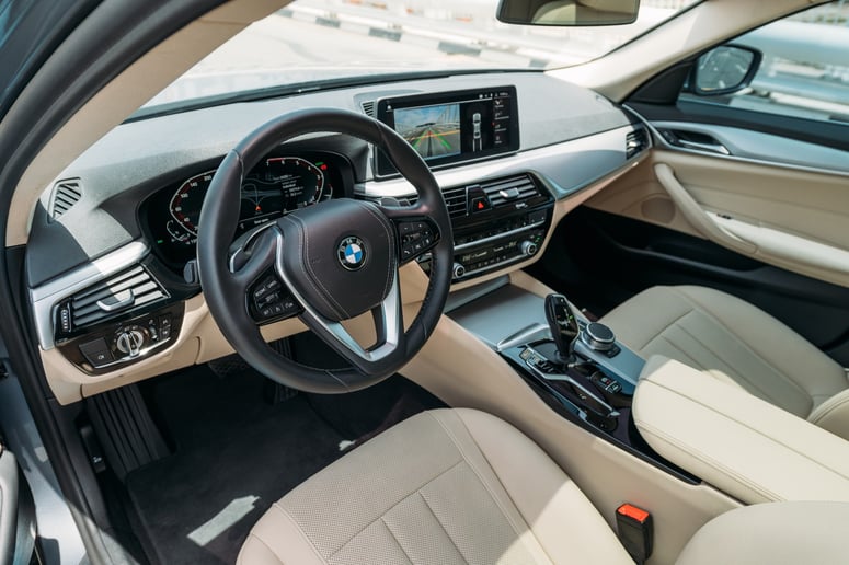 BMW 520i (Donker Grijs), 2021 te huur in Ras Al Khaimah