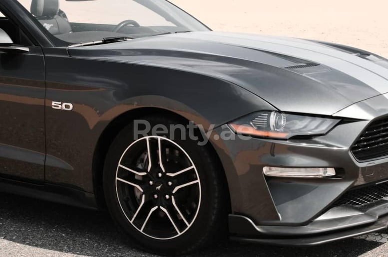 Ford Mustang cabrio V8 (Grigio Scuro), 2020 in affitto a Sharjah