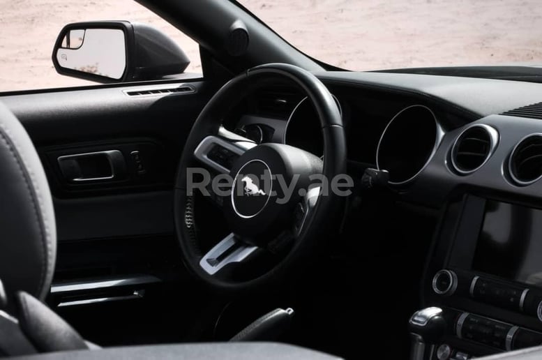 Ford Mustang cabrio V8 (Grigio Scuro), 2020 in affitto a Sharjah