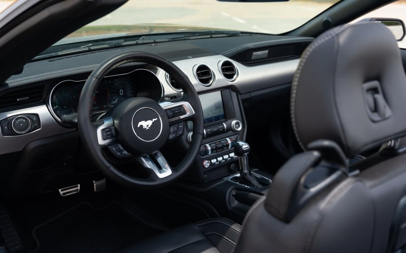 Ford Mustang cabrio (Dunkelgrau), 2023 - Leasingangebote in Ras Al Khaimah